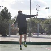 Tenis y Pádel a domicilio por las mañanas. Experiencia de 8 años y clases dinámicas y divertidas. Horario y precio flexible